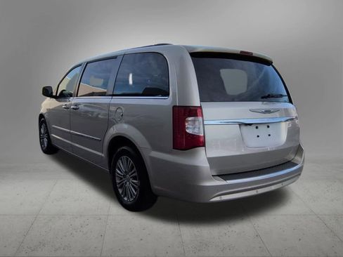 Used 2014 Chrysler Town & Country Touring-L w/ Driver Convenience Group image 4