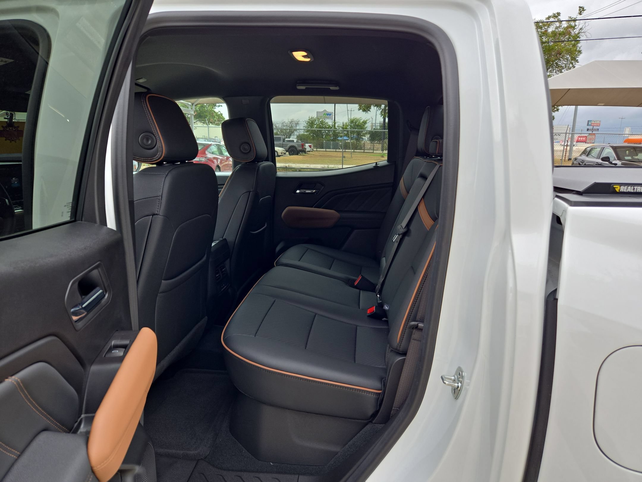Certified 2025 GMC Canyon AT4 w/ AT4 Premium Package AWD/4WD image 13