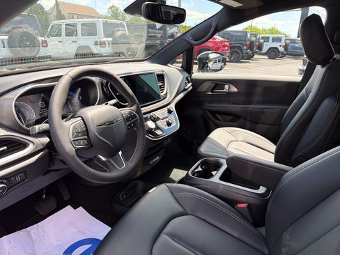 Used 2025 Chrysler Pacifica Select FWD image 16