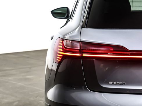 Used 2022 Audi e-tron Premium w/ Convenience Plus Package image 16