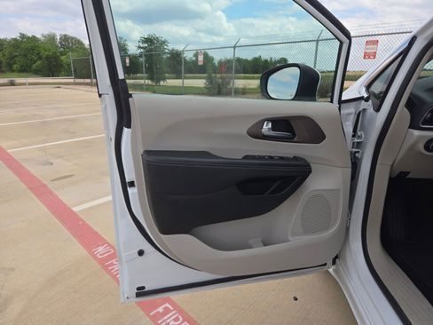 Certified 2023 Chrysler Voyager LX FWD image 12