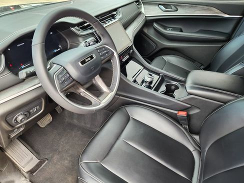 Used 2025 Jeep Grand Cherokee Limited w/ Black Appearance Package AWD/4WD image 7