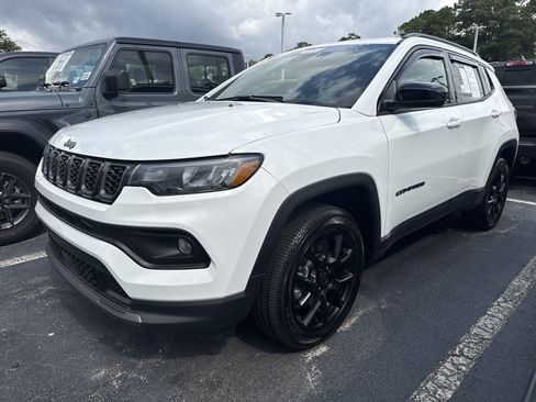 Used 2025 Jeep Compass Latitude w/ Altitude Special Edition AWD/4WD image 4