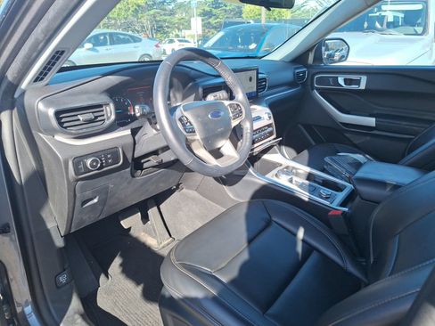 Used 2024 Ford Explorer XLT w/ Equipment Group 202A AWD/4WD image 10