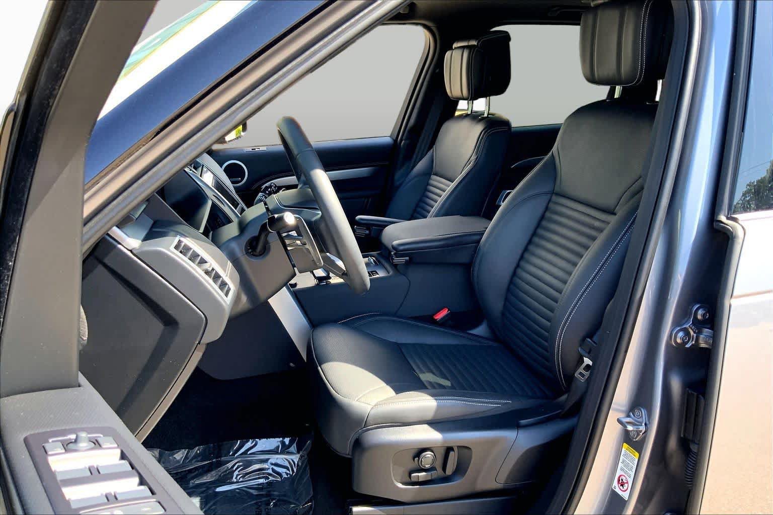 Used 2025 Land Rover Discovery Dynamic SE AWD/4WD image 17
