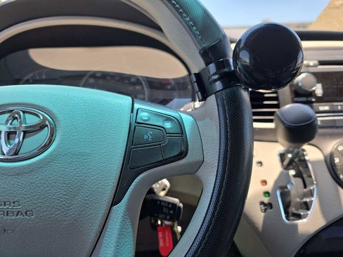 Used 2012 Toyota Sienna LE FWD image 22