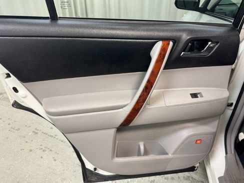 Used 2012 Toyota Highlander Limited image 26