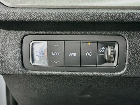 Used 2025 Chevrolet Traverse LT AWD/4WD image 17