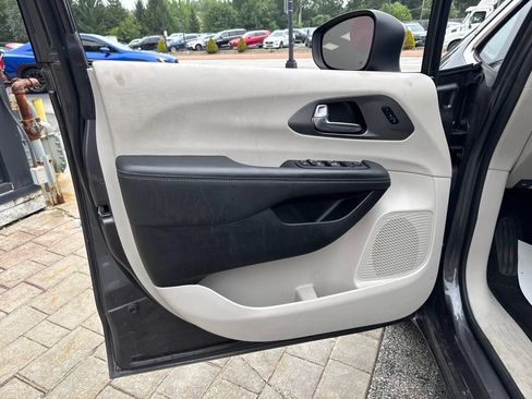 Used 2023 Chrysler Pacifica Touring-L AWD/4WD image 18