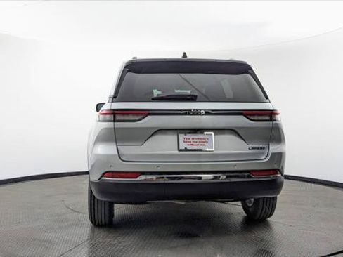 Used 2024 Jeep Grand Cherokee Laredo RWD image 7