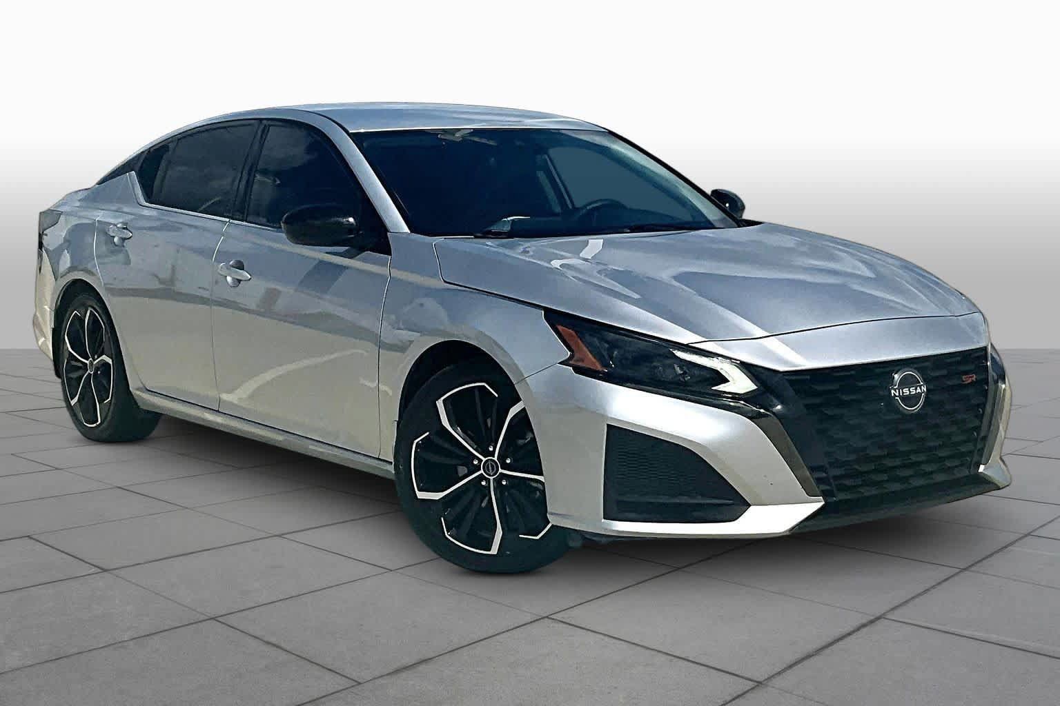 Used 2023 Nissan Altima 2.5 SR FWD image 2