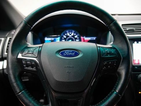 Used 2017 Ford Explorer XLT w/ Equipment Group 202A AWD/4WD image 26