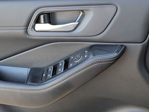 Certified 2025 Nissan Rogue SL FWD image 28