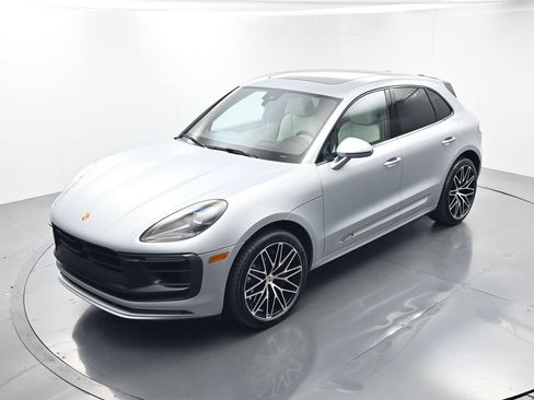 Certified 2024 Porsche Macan GTS AWD/4WD image 34