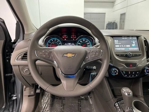 Used 2018 Chevrolet Cruze LT FWD image 19