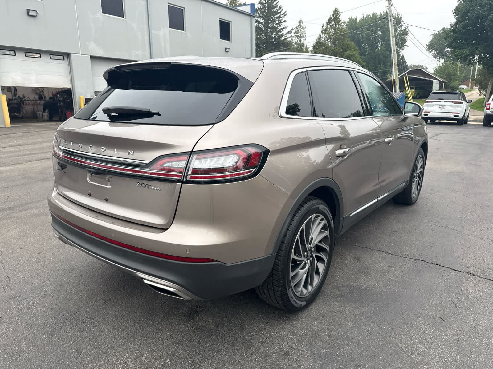 Used 2020 Lincoln Nautilus Reserve AWD/4WD image 3