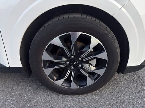 Certified 2024 Kia Carnival EX image 23