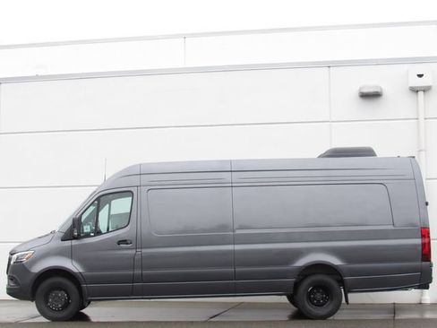 Used 2025 Mercedes-Benz Sprinter 4500 image 4