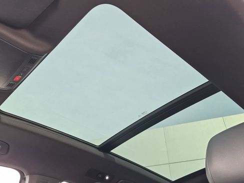 Used 2022 Volkswagen Tiguan SE R-Line image 12