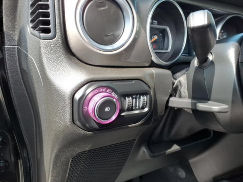 Used 2020 Jeep Wrangler Unlimited Sahara w/ Dual Top Group AWD/4WD image 12
