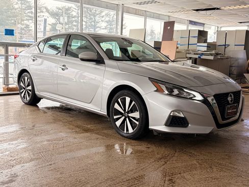 Used 2022 Nissan Altima 2.5 SV w/ SV Premium Package image 6