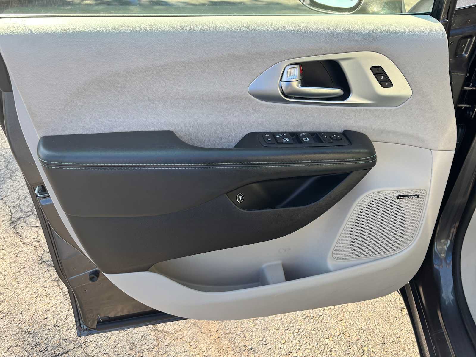 Used 2020 Chrysler Pacifica Limited w/ Advanced Safetytec Group FWD image 20
