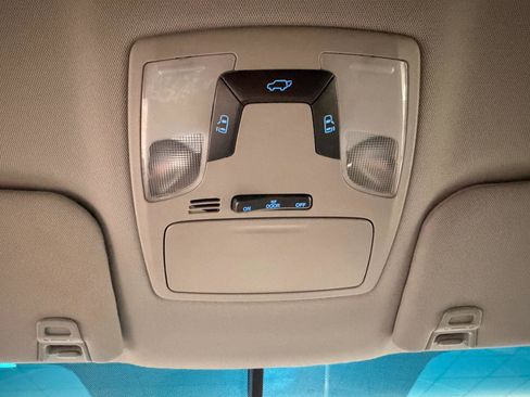 Used 2016 Toyota Sienna SE image 21