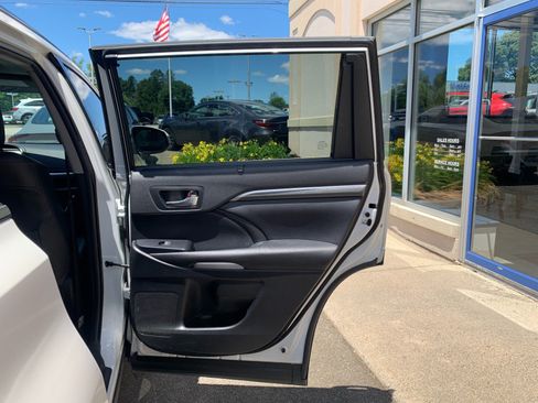 Used 2019 Toyota Highlander SE AWD/4WD image 44