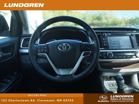 Used 2018 Toyota Highlander XLE w/ Carpet Mat Package (TMS) AWD/4WD image 4