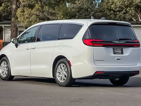Used 2023 Chrysler Pacifica Touring-L image 6