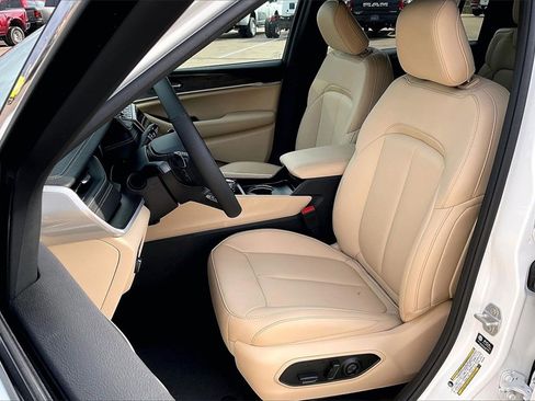 New 2025 Jeep Grand Cherokee L Limited image 9