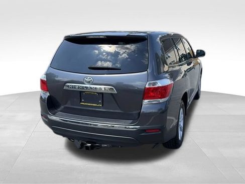 Used 2013 Toyota Highlander FWD w/ Cold Weather Pkg image 31