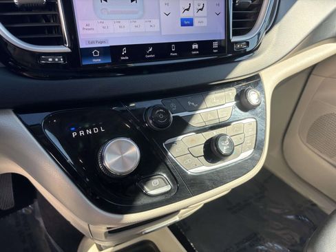 Used 2021 Chrysler Pacifica Touring-L image 23
