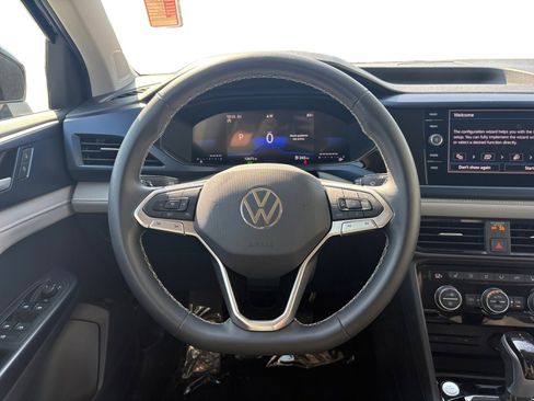 Certified 2024 Volkswagen Taos SE image 3