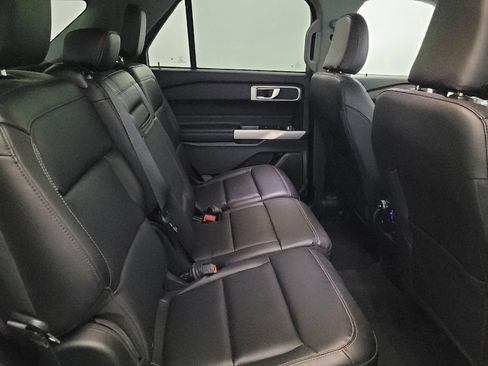 Used 2022 Ford Explorer XLT w/ Equipment Group 202A AWD/4WD image 19