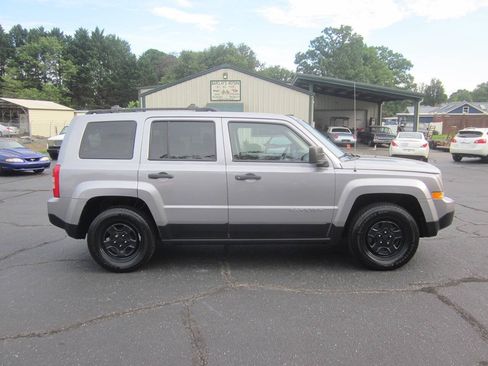 Used 2016 Jeep Patriot Sport FWD image 5