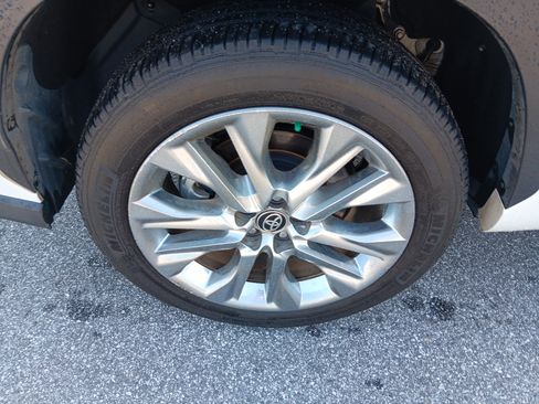 Used 2023 Toyota Highlander Limited FWD image 5