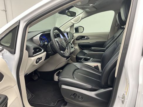 Used 2024 Chrysler Pacifica Touring-L image 3