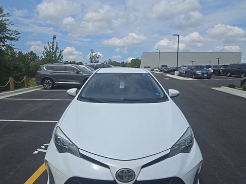 Used 2019 Toyota Corolla SE FWD image 2