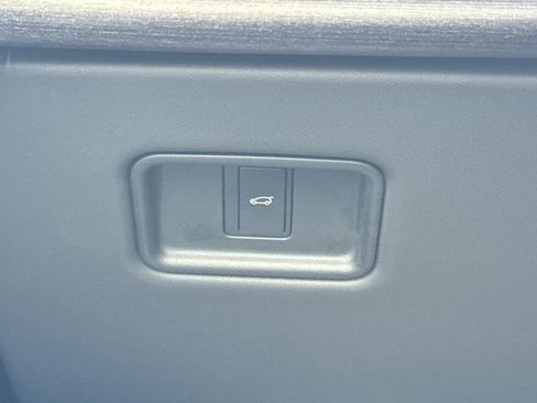 Certified 2023 Land Rover Range Rover SE image 32