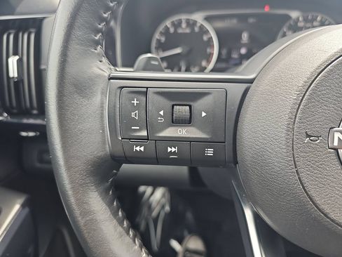 Used 2025 Nissan Pathfinder SV FWD image 17