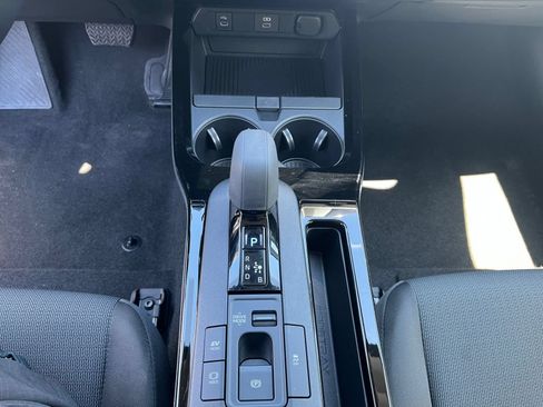 Used 2025 Toyota Prius LE FWD image 39