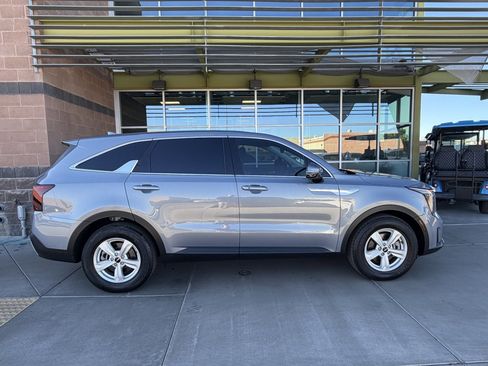 Used 2024 Kia Sorento LX image 9