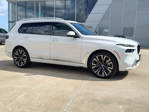 Used 2024 BMW X7 xDrive40i w/ Premium Package AWD/4WD image 16