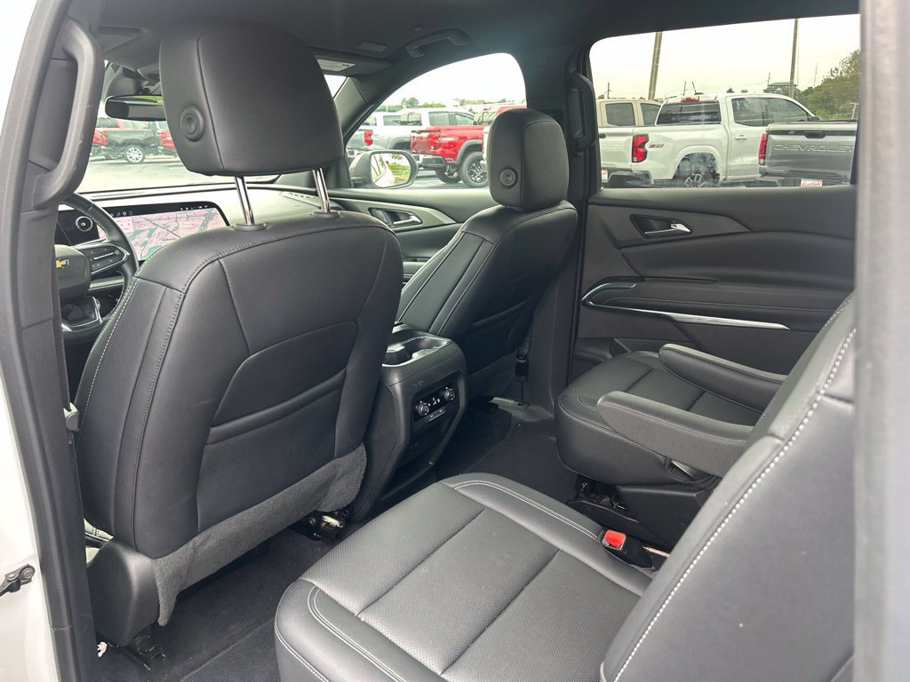 Used 2025 Chevrolet Traverse LT FWD image 32
