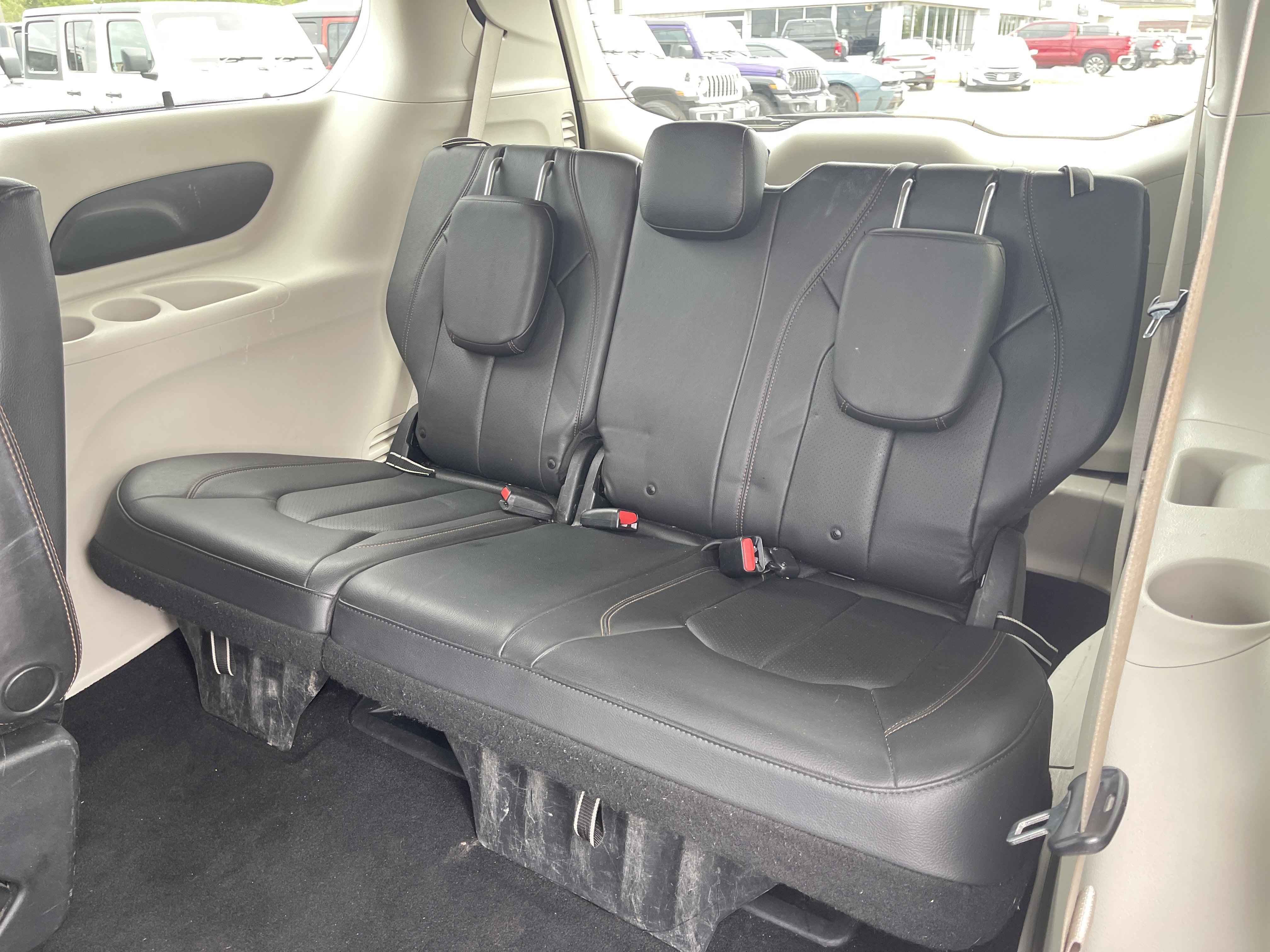 Used 2020 Chrysler Pacifica Touring-L w/ Tire & Wheel Group FWD image 21