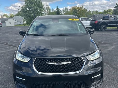 Used 2023 Chrysler Pacifica Touring-L FWD image 2