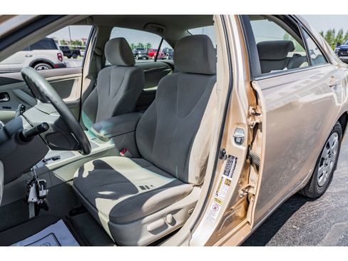 Used 2010 Toyota Camry LE image 8