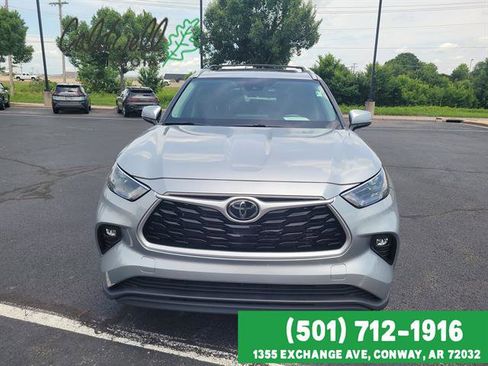 Used 2023 Toyota Highlander XLE FWD image 2