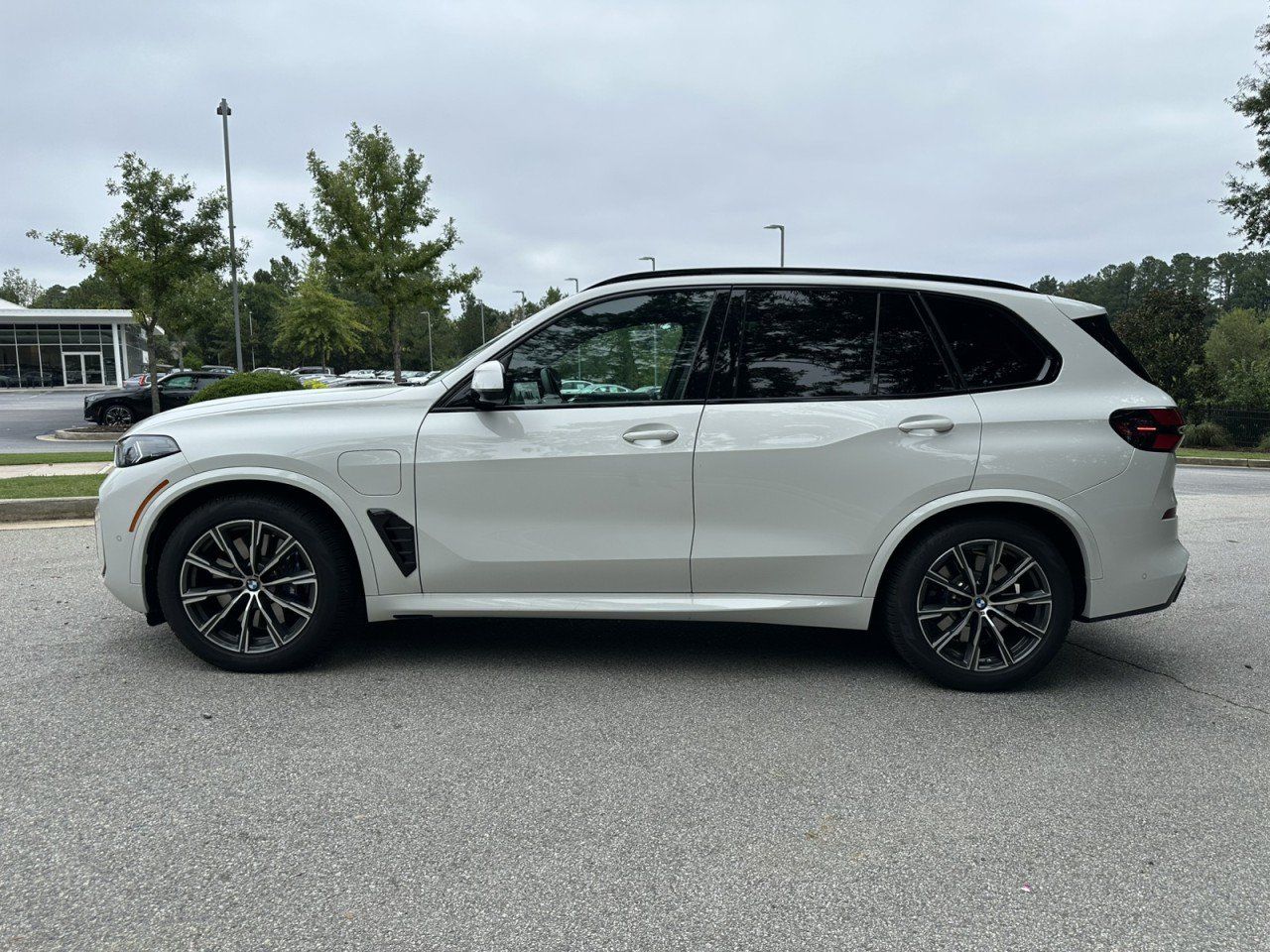 Used 2026 BMW X5 xDrive50e w/ M Sport Package AWD/4WD image 2